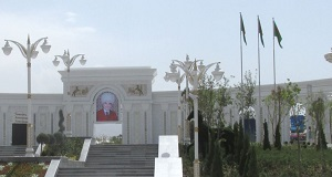 Туркменские школьники сдают деньги на государственный флаг и портреты президента