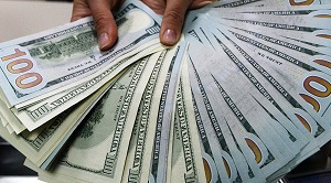 Узбекистанцы продолжают хранить сбережения в долларах.