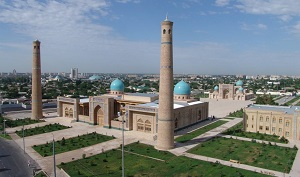 Узбекские власти борются с хиджабами, а граждане пикетируют министерства