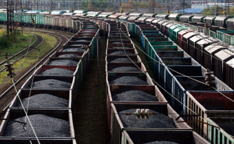 Катится казахстанский уголь по российским рельсам в Прибалтику, да по льготным тарифам
