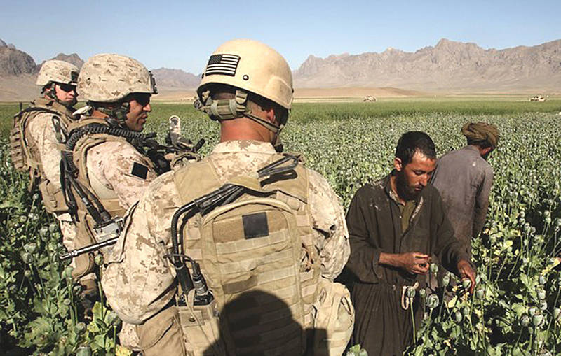 США выводят войска из Афганистана, но как сохранить контроль за наркотрафиком?