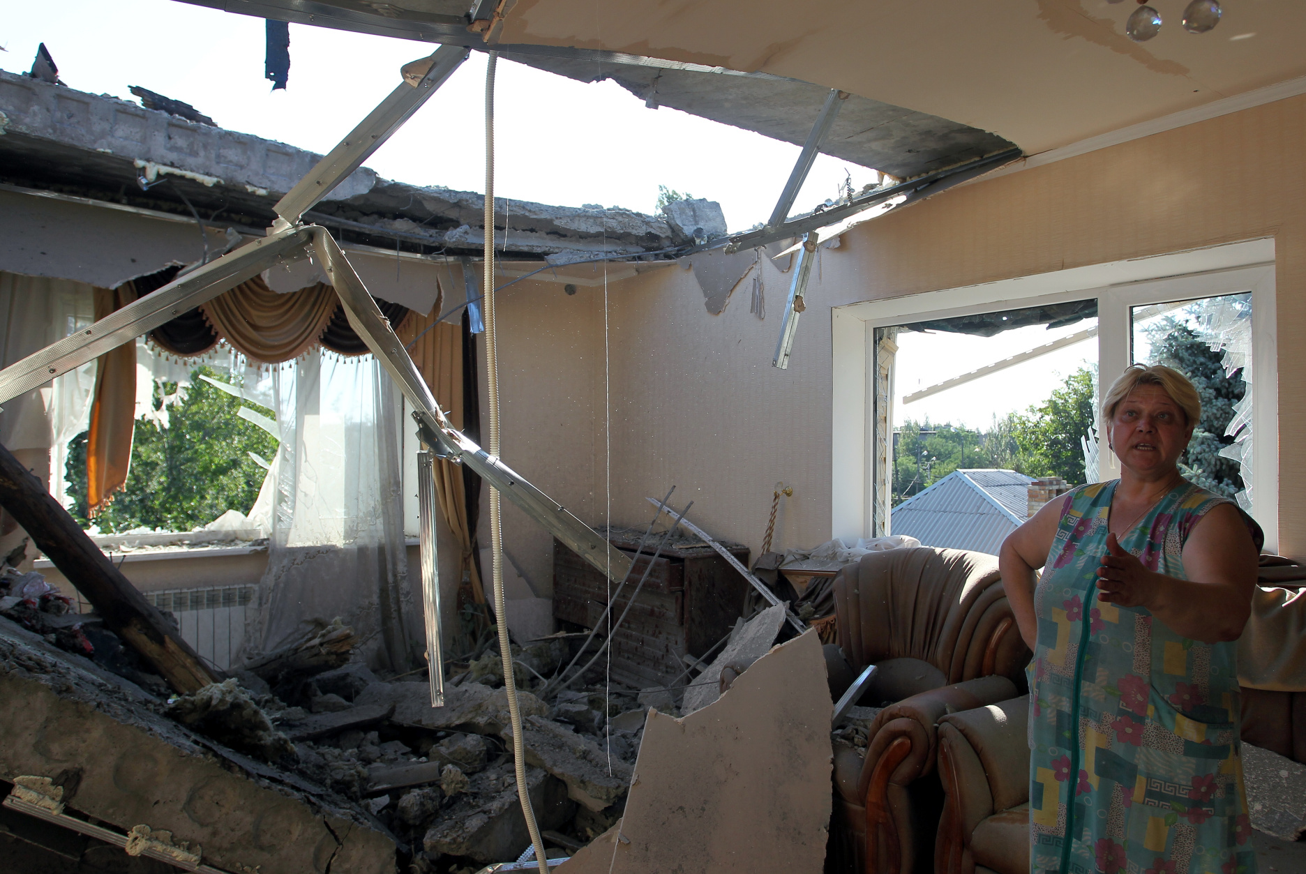 Разрушенный после попадания снаряда дом в Горловке. Фото - Игоря Коваленко.