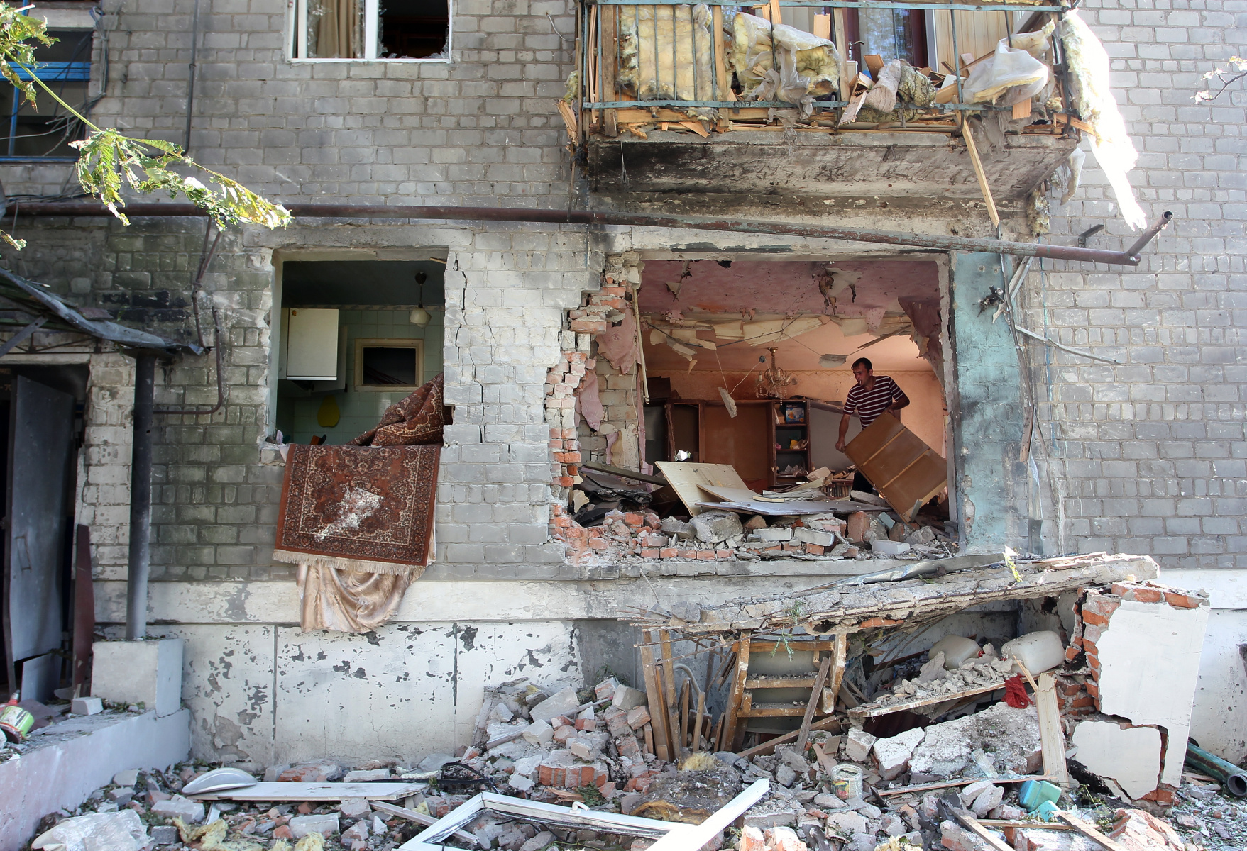 Донецкая область. Дом после попадания снаряда. Фото - Игорь Коваленко