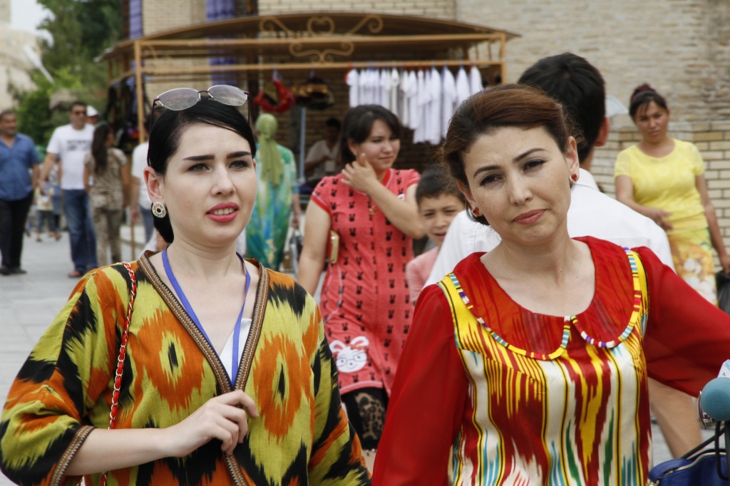 Узбечки ташкента. Женщины Узбекистана. Таджикские женщины. Таджикские женщины современные. Узбекские и таджикские женщины.