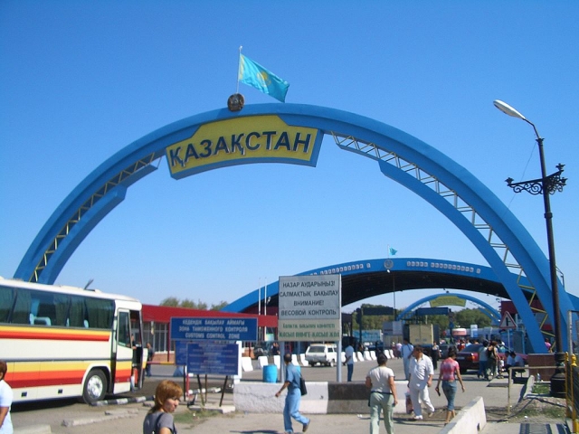 Казахстанские парадные ворота на пограничном переходе Кордай. Казахстан-Киргизия 