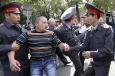 «Митинги, дырявая граница и трудовое рабство» - обзор СМИ Кыргызстана за неделю