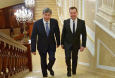 Глава Киргизии наградил Медведева орденом за развитие сотрудничества