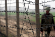 Узбекистан запретил въезд кыргызстанцам. На границе - бронетранспортеры