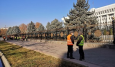 В Бишкеке начали сносить забор Белого дома 