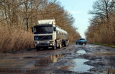 Премьер-министра Киргизии заставили проехаться по разбитым дорогам на старой иномарке
