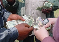 В Узбекистане начались массовые аресты валютных менял