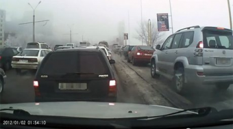 Проблему пробок в Алматы автомобилисты решили ездой по тротуарам