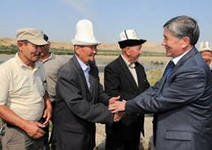 Атамбаев подвел итоги революций. Руководство Киргизии обещает процветание, но республика продолжает беднеть