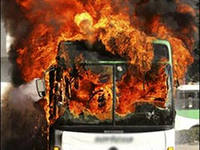 Митингующие кыргызстанцы уверяют, что автобус в Тамге сожгли сами милиционеры