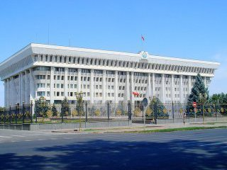 Парламент дал правительству Киргизии 4 месяца на завершение переговоров по Кумтору