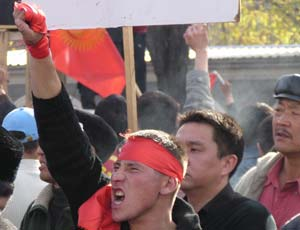 В Киргизии толпа митингующих заблокировала пансионат с туристами