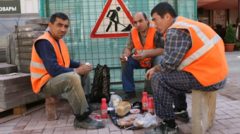 Мигранты из Азии зарабатывают на стройках в Москве от $347 до $500 в месяц