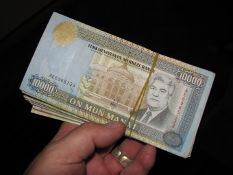 В Туркменистане введены ограничения в получении наличных денег