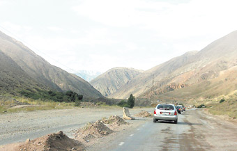 Опять тупик. На кого наехать? В Кыргызстане  бурно обсуждаются вопросы строительства двух дорог — автомобильной и железнодорожной