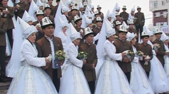 В Бишкеке на одной свадьбе браком сочетались сразу 50 пар