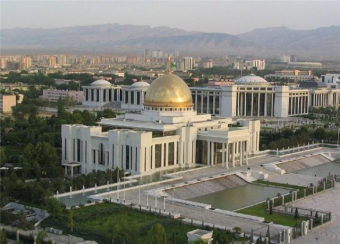 В Туркменистане продолжают демонтировать памятники Туркменбаши