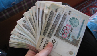 Узбекские банки обязали проверять продавцов валюты на связь с террористами