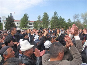 Сторонники экс-мэра города Ош устроили митинг в южной столице Кыргызстана
