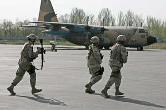 США остаются в Киргизии. Военную базу в аэропорту «Манас» переформатируют и переименуют
