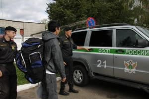 Депортированные граждане Узбекистана не могут покинуть Россию