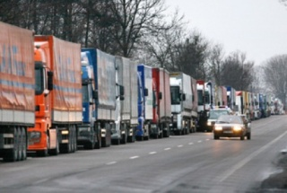 На киргизско-таджикской границе скопилось большое количество грузового автотранспорта