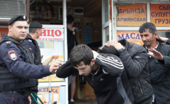 В Волгограде более 150 мигрантов из Узбекистана выгнали на мороз без денег, одежды и еды
