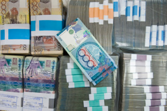 Граждан Казахстана отучат считать в долларах