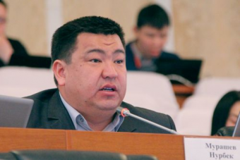 Кыргызский депутат отрицает избиение врача, несмотря на целый коридор свидетелей