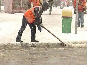 Жителей Ташкента обязали на выходных убирать снег на улицах