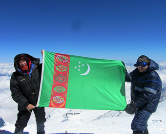 Туркменские альпинисты водрузили государственный флаг на самую высокую вершину страны
