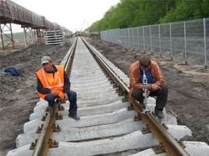 В 2013 году туркменские железнодорожники завершили строительство дороги протяженностью 444 км на участке коридора Север-Юг