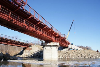 На границе РФ и КНР началось строительство первого железнодорожного моста через Амур