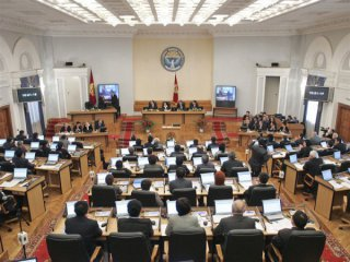 За отставку правительства Кыргызстана подписались 47 депутатов