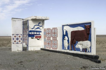 Автобусные остановки в селах постсоветских стран глазами фотографа из Канады