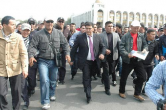 Митингующие в Бишкеке у «Белого дома» взволнованы солидным финансированием местных НПО
