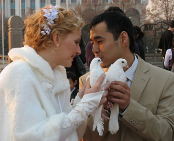 Кем записать себя в графе “Национальность”? Эксперты подсчитали количество межэтнических браков в Казахстане