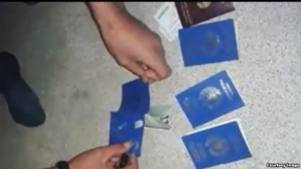 Таджикистанцы, прибывшие в Сирию, публично сожгли паспорта