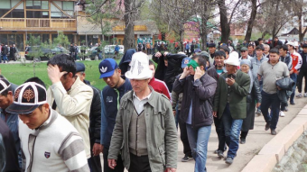 Кыргызстан: Митингующие в Бишкеке съели по сэндвичу и разошлись