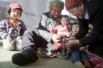Лишать родительских прав трудовых мигрантов, бросающих своих детей, предлагает депутат парламента Кыргызстана