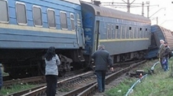 Более 30 человек пострадали в результате схода вагонов пассажирского поезда с рельсов в Атырауской области