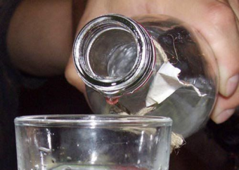 Каждый житель Казахстана выпивает в среднем 11 литров водки за год