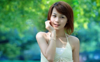 Азиатские девушки измеряют красоту пальцами