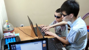 Увидеть сердцем. Слепой школьник из Казахстана ведет кружок для незрячих детей