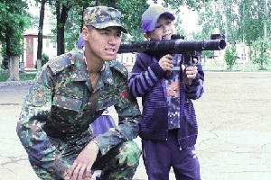 Киргизские и российские военнослужащие проводят праздничные мероприятия для детей
