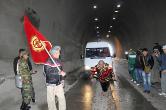 Всё ему по зубам. Кыргызстанец Ташчайнар протащил зубами трехтонный автобус через трехкилометровый тоннель перевала Тео-Ашуу